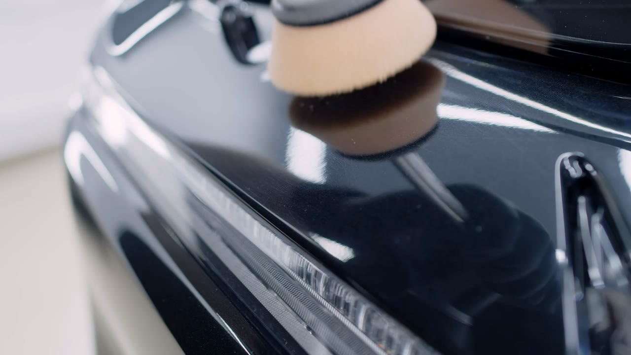 Machine polishing black paintwork